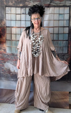 Load image into Gallery viewer, CNG Crinkle Sommerset in Beige Braun bestehend aus Tunika und Hose
