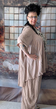 Load image into Gallery viewer, CNG Crinkle Sommerset in Beige Braun bestehend aus Tunika und Hose
