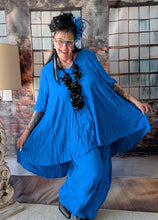 Load image into Gallery viewer, CNG Crinkle Sommerset in Blau bestehend aus Tunika und Hose
