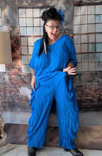 Load image into Gallery viewer, CNG Crinkle Sommerset in Blau bestehend aus Tunika und Hose
