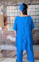 Load image into Gallery viewer, CNG Crinkle Sommerset in Blau bestehend aus Tunika und Hose
