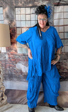 Load image into Gallery viewer, CNG Crinkle Sommerset in Blau bestehend aus Tunika und Hose
