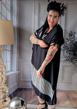 Load image into Gallery viewer, CNG Kleid mit Streifen und Applikation Größe 42 bis 54
