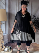 Load image into Gallery viewer, CNG Kleid mit Streifen und Applikation Größe 42 bis 54
