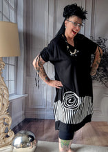 Load image into Gallery viewer, CNG Kleid mit Streifen und Applikation Größe 42 bis 54
