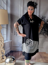 Load image into Gallery viewer, CNG Kleid mit Streifen und Applikation Größe 42 bis 54
