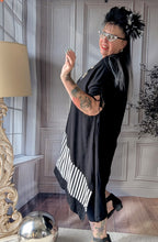 Load image into Gallery viewer, CNG Kleid mit Streifen und Applikation Größe 42 bis 54
