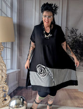 Load image into Gallery viewer, CNG Kleid mit Streifen und Applikation Größe 42 bis 54
