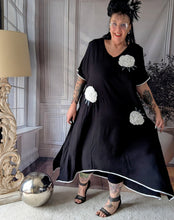 Lade das Bild in den Galerie-Viewer, CNG Kleid mit aufgenähten Blumen aus Memory Taft Größe 42 bis 60
