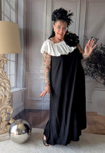 Lade das Bild in den Galerie-Viewer, CNG Carmenkleid in Schwarz Weiss Größe 42 bis 58 mit Oversize Brosche
