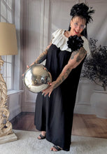 Lade das Bild in den Galerie-Viewer, CNG Carmenkleid in Schwarz Weiss Größe 42 bis 58 mit Oversize Brosche
