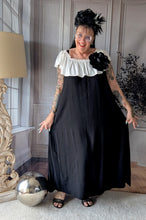 Lade das Bild in den Galerie-Viewer, CNG Carmenkleid in Schwarz Weiss Größe 42 bis 58 mit Oversize Brosche
