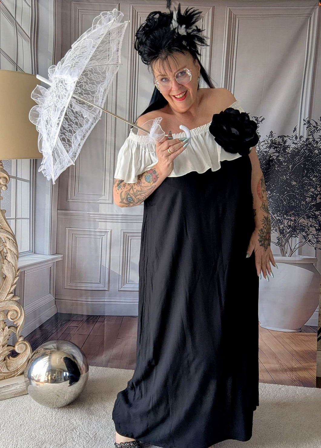 CNG Carmenkleid in Schwarz Weiss Größe 42 bis 58 mit Oversize Brosche