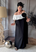 Lade das Bild in den Galerie-Viewer, CNG Carmenkleid in Schwarz Weiss Größe 42 bis 58 mit Oversize Brosche
