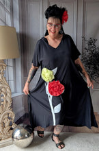 Lade das Bild in den Galerie-Viewer, SALE CNG Kleid mit aufgesetzten Blumenappilkationen
