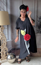 Lade das Bild in den Galerie-Viewer, SALE CNG Kleid mit aufgesetzten Blumenappilkationen
