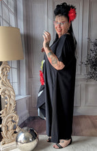 Lade das Bild in den Galerie-Viewer, SALE CNG Kleid mit aufgesetzten Blumenappilkationen
