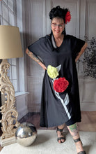 Lade das Bild in den Galerie-Viewer, SALE CNG Kleid mit aufgesetzten Blumenappilkationen
