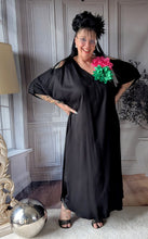 Lade das Bild in den Galerie-Viewer, CNG Kleid mit Cut Outs bis Größe 60 incl 2 Oversize Broschen
