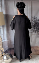 Lade das Bild in den Galerie-Viewer, CNG Kleid mit Cut Outs bis Größe 60 incl 2 Oversize Broschen
