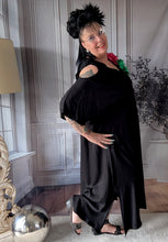 Lade das Bild in den Galerie-Viewer, CNG Kleid mit Cut Outs bis Größe 60 incl 2 Oversize Broschen
