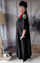 Lade das Bild in den Galerie-Viewer, CNG Kleid mit Cut Outs bis Größe 60 incl 2 Oversize Broschen
