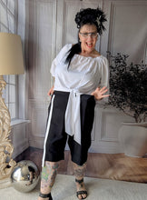 Load image into Gallery viewer, CNG Baumwoll Set mit Carmenbluse und Longshort bis Größe 56/58 in Schwarz Weiss
