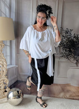 Load image into Gallery viewer, CNG Baumwoll Set mit Carmenbluse und Longshort bis Größe 56/58 in Schwarz Weiss
