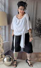 Load image into Gallery viewer, CNG Baumwoll Set mit Carmenbluse und Longshort bis Größe 56/58 in Schwarz Weiss
