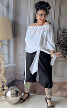 Load image into Gallery viewer, CNG Baumwoll Set mit Carmenbluse und Longshort bis Größe 56/58 in Schwarz Weiss
