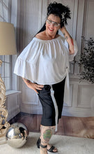 Load image into Gallery viewer, CNG Baumwoll Set mit Carmenbluse und Longshort bis Größe 56/58 in Schwarz Weiss
