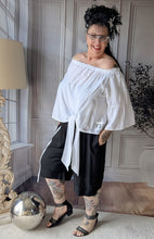 Load image into Gallery viewer, CNG Baumwoll Set mit Carmenbluse und Longshort bis Größe 56/58 in Schwarz Weiss
