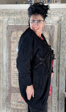 Load image into Gallery viewer, Feinstrickjacke in Schwarz mit Brosche Größe 44 bis 58/60
