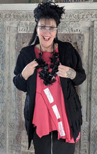 Load image into Gallery viewer, Feinstrickjacke in Schwarz mit Brosche Größe 44 bis 58/60
