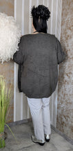 Load image into Gallery viewer, Feinstrickjacke in Grau mit Brosche Größe 44 bis 58/60
