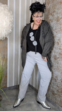 Load image into Gallery viewer, Feinstrickjacke in Grau mit Brosche Größe 44 bis 58/60
