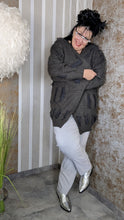 Load image into Gallery viewer, Feinstrickjacke in Grau mit Brosche Größe 44 bis 58/60

