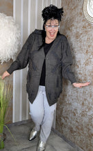 Load image into Gallery viewer, Feinstrickjacke in Grau mit Brosche Größe 44 bis 58/60
