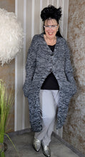 Load image into Gallery viewer, Oversize Strickmantel in Pfeffer und Salz Optik in verschiedenen Größen bis Größe 62
