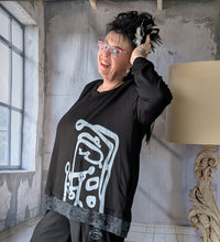 Load image into Gallery viewer, Oversize Tunika mit ausgefallenen Print in 3 Größen
