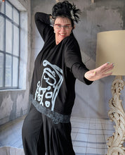 Load image into Gallery viewer, Oversize Tunika mit ausgefallenen Print in 3 Größen
