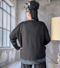 Load image into Gallery viewer, Oversize Tunika mit ausgefallenen Print in 3 Größen
