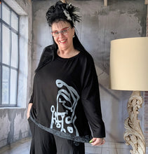 Load image into Gallery viewer, Oversize Tunika mit ausgefallenen Print in 3 Größen
