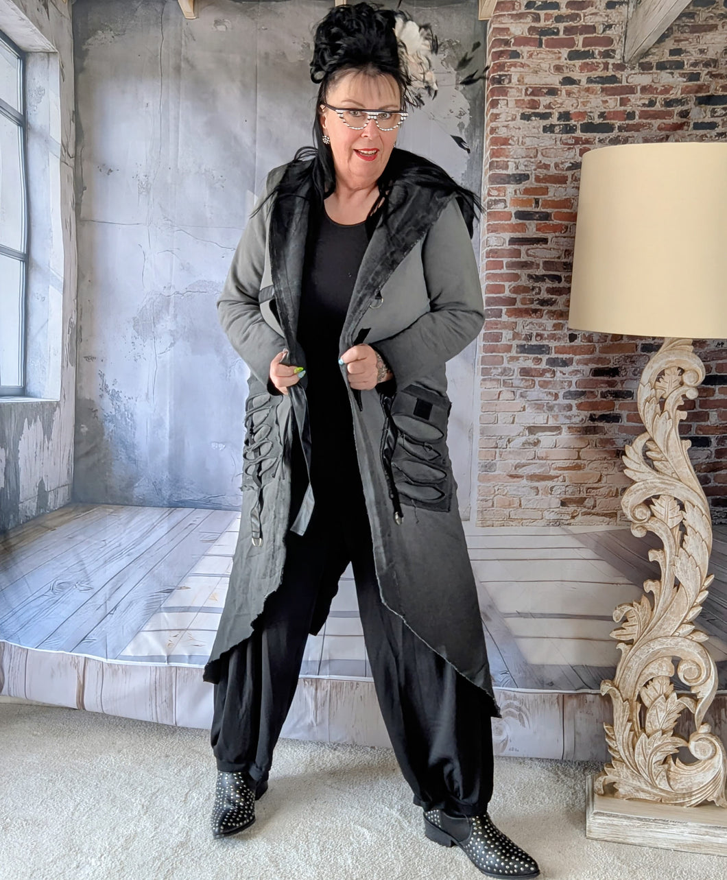 Redesign Sweatmantel mit Cut Outs und Kapuze