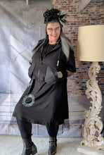 Load image into Gallery viewer, 2 Teiler Kleid mit Überwurf Jacke - raffiniert und aussergewöhnlich bis Größe 50
