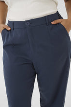Lade das Bild in den Galerie-Viewer, Hose in leichter Karottenform in Midnight Blue Gr 42 bis 58 - Kaffe Curve

