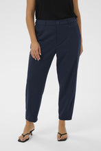 Lade das Bild in den Galerie-Viewer, Hose in leichter Karottenform in Midnight Blue Gr 42 bis 58 - Kaffe Curve
