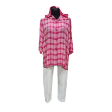 Load image into Gallery viewer, Bluse/ Jacke mit Kapuze in Blau und Pink  in Karomuster bis Größe 60
