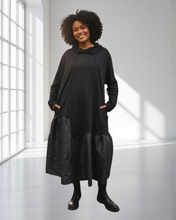 Load image into Gallery viewer, Avantgardistisches High Fashion Kleid mit Memory
