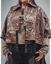 Lade das Bild in den Galerie-Viewer, H4 Kurzjacke braun aus veganen Leder - alle Größen
